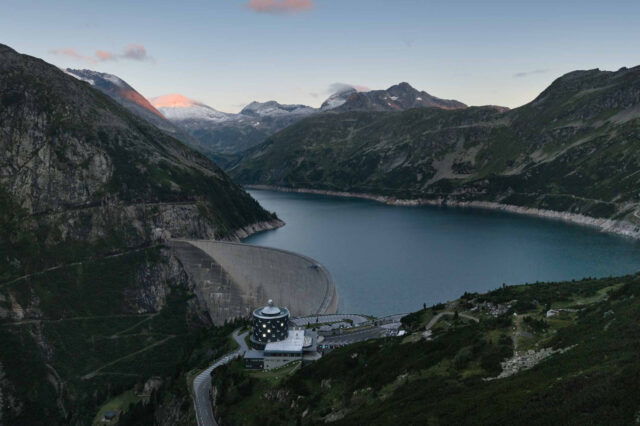 Kölnbrein-Staumauer- und Stausee mit Blick auf das Berghotel Malta, Kärnten, Österreich