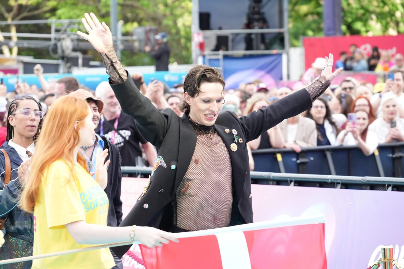 Welcome to Vienna - Das ESC Opening - "Welcome to Vienna - Das Opening" eröffnet den Eurovision Song Contest live vom Wiener Rathausplatz. Beim großen Auftritt auf dem Turquoise Carpet präsentieren sich alle Kandidatinnen und Kandidaten erstmals dem Publikum und den Fans. Fanny Stapf und Max Bauer führen durch die Sendung, während Philip Maschl und Tina Ritschl Stimmen und Eindrücke von den Acts und dem Publikum einfangen. Für den musikalischen Rahmen sorgt das RSO mit mehreren besonderen Live-Stücken. Ein festlicher Auftakt voller Emotionen, Musik und internationalem ESC-Flair mitten in Wien. - Im Bild: Søren Torpegaard Lund aus Dänemark.