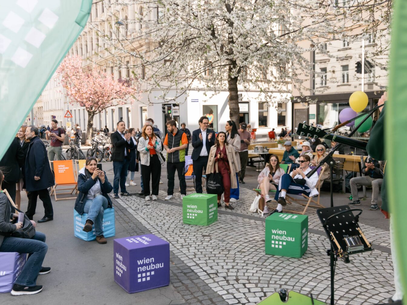 Menschen stehen auf der Straße beim Grätzlfest Meet the Makers im Siebensternviertel im 7. Bezirk in Wien