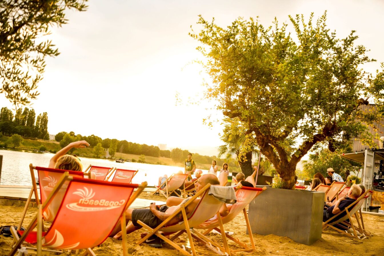 CopaBeach Badeplatz mit Sandstrand und Liegestühlen an der neuen Donau in Wien.
