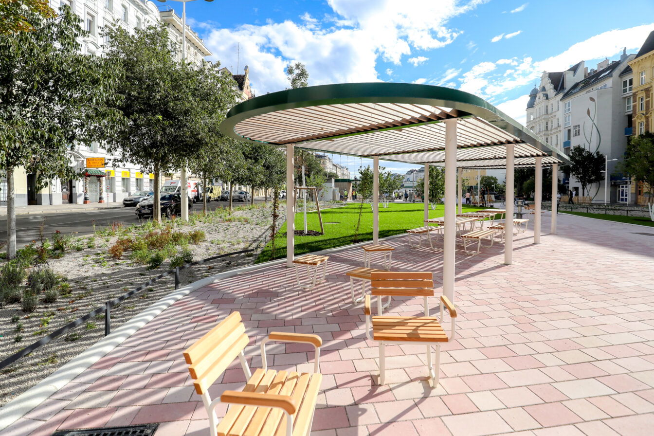 (c) Christian Fürthner | Stadt Wien Der neue Park bietet neben viel Begrünung auch zwei schattige Pergolen, gemütliche Sitzgelegenheiten, Picknicktische, Hängematten, eine Sacklinie, 3 Brunnen, vier Wasser-spiele und gemütliche Liegewiesen schaffen Raum für Erholung und gemeinsames Mit-einander.