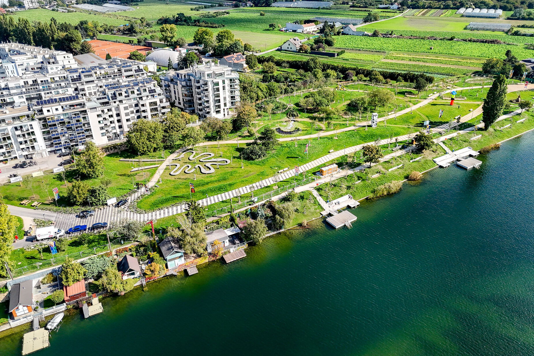 Mit dem neuen Bank Austria Park wurde ein weiterer Meilenstein in Sachen öffentlicher Grünraumrückgabe gesetzt: Auf insgesamt 28.000 m² können Besucherinnen und Besucher die Werke internationaler Kunstschaffender – kuratiert von Österreichs Universalkünstler André Heller - entdecken und den Ausflug mit einem Sprung ins Wasser verbinden.