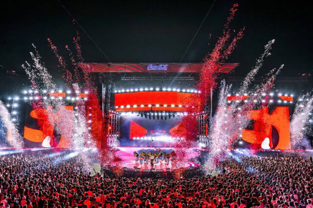 Eine hell erleuchtete Konzertbühne am Coke Music Festival.