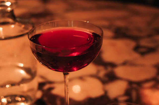 Schöner roter Cocktail in Bar – 1000things Community Awards 2026, Kategorie beliebteste Bar in München