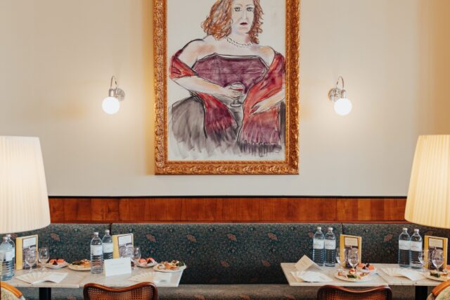 gedeckte Tische, eine Sitzbank und ein Gemälde an der Wand im Café Bräunerhof in Wien