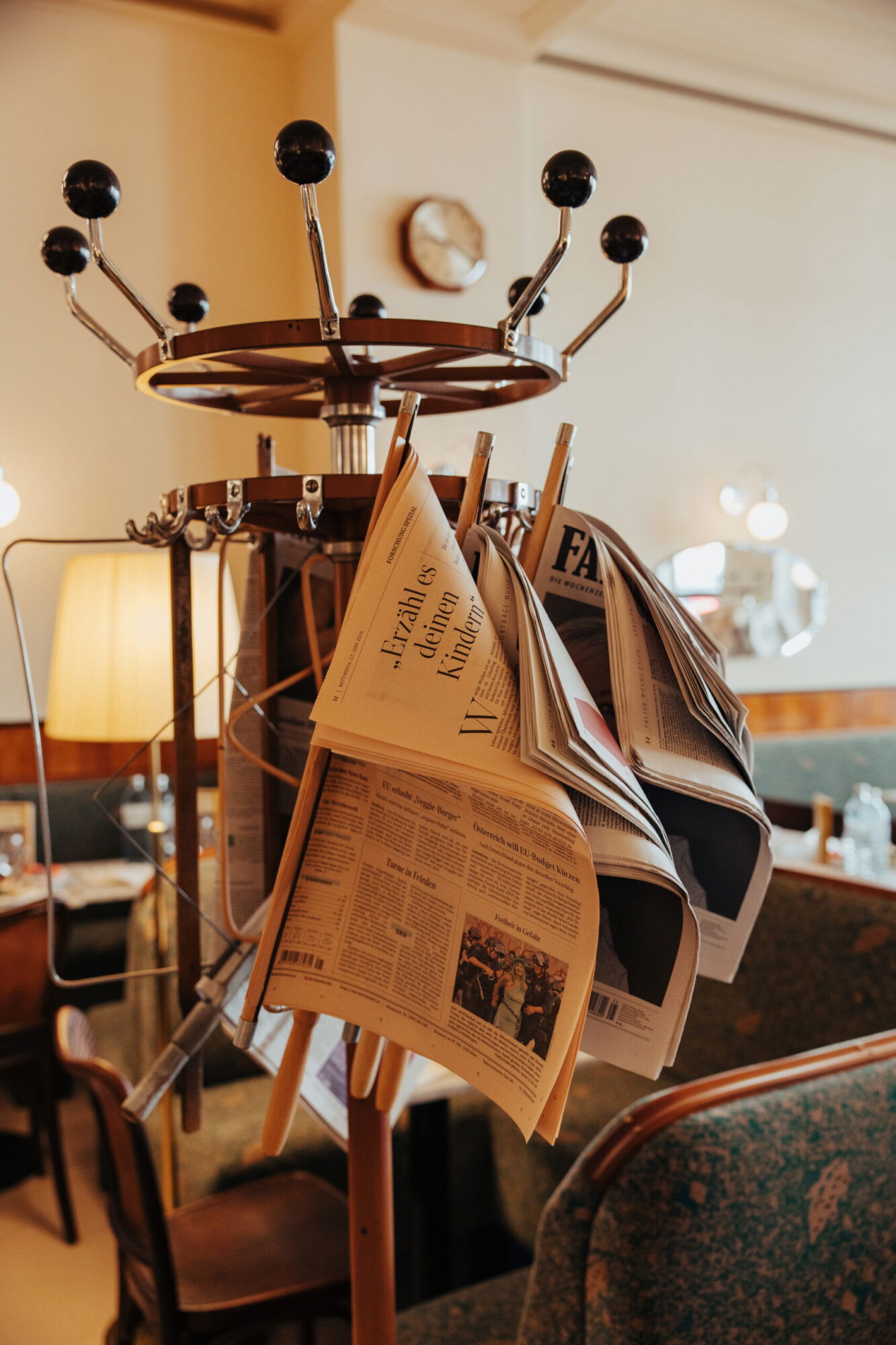 ein historischer Zeitungsständer steht im Café Bräunerhof in Wien