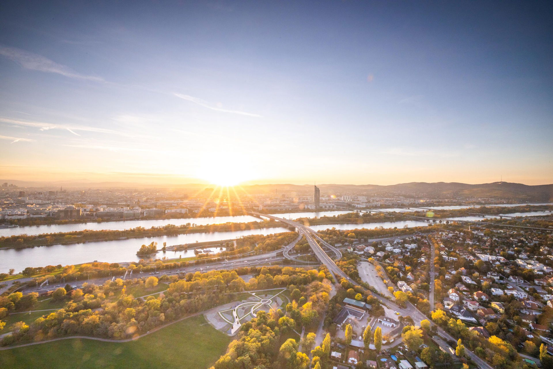 Aussicht über Wien vom Donauturm aus bei Sonnenuntergang
