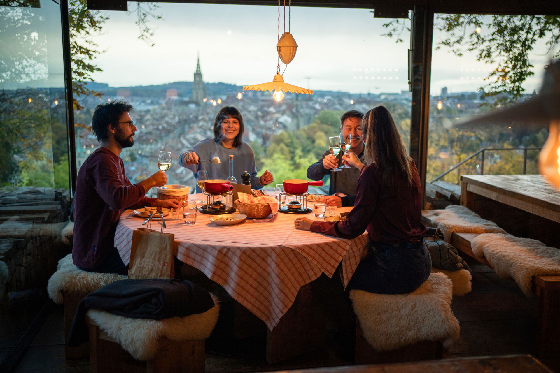 Vier Personen essen Fondue im Restaurant Rosengarten in Bern