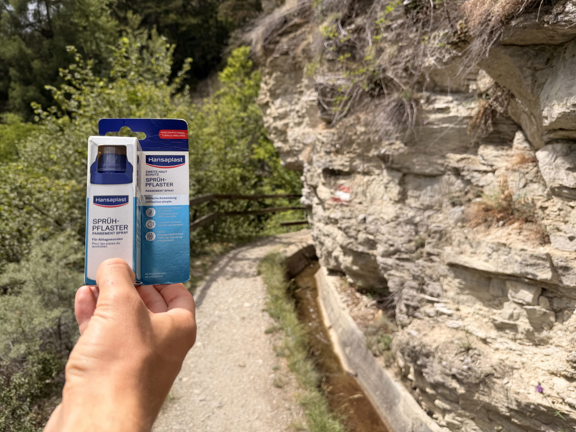 Produkte von Hansaplast auf Wanderweg