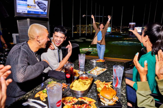 Menschen bei Topgolf Wien feiern und essen