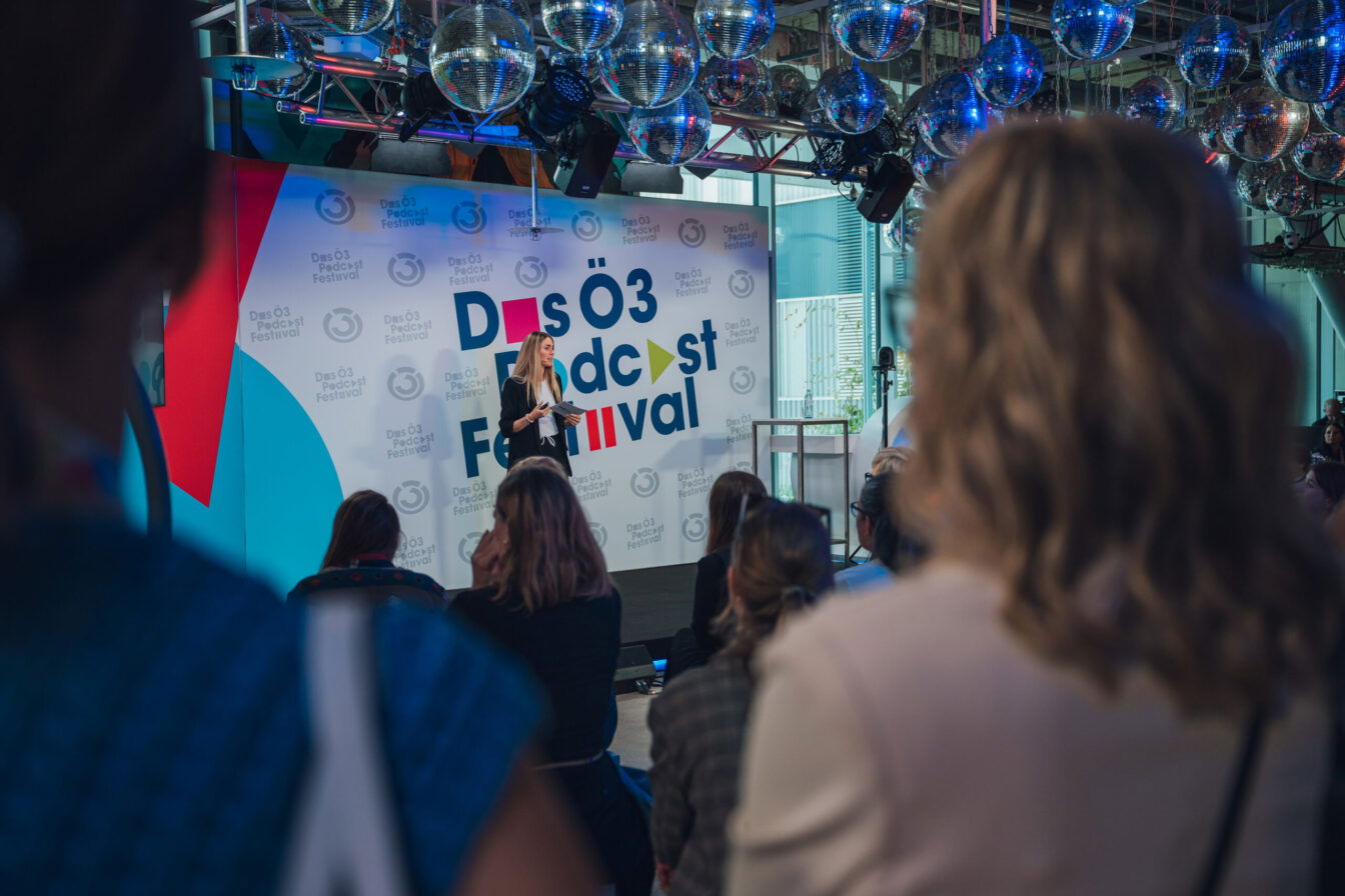Bühne des Ö3-Podcast Festivals mit Speakerin
