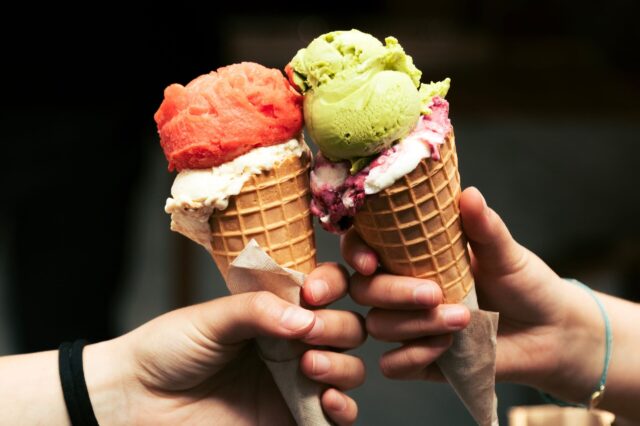 Zwei Stanizel Eis mit verschiedenen Kugeln