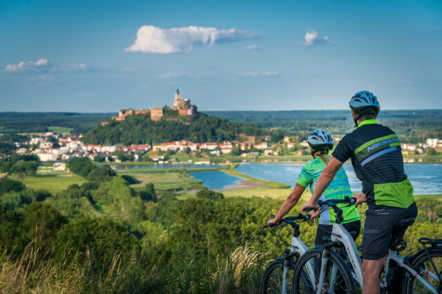 Radfahrer in Güssing mit Aublick auf das Burgenland