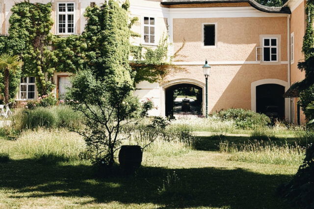 Blick in den Innenhof-Schlossgarten von Schloss Schrattenthal