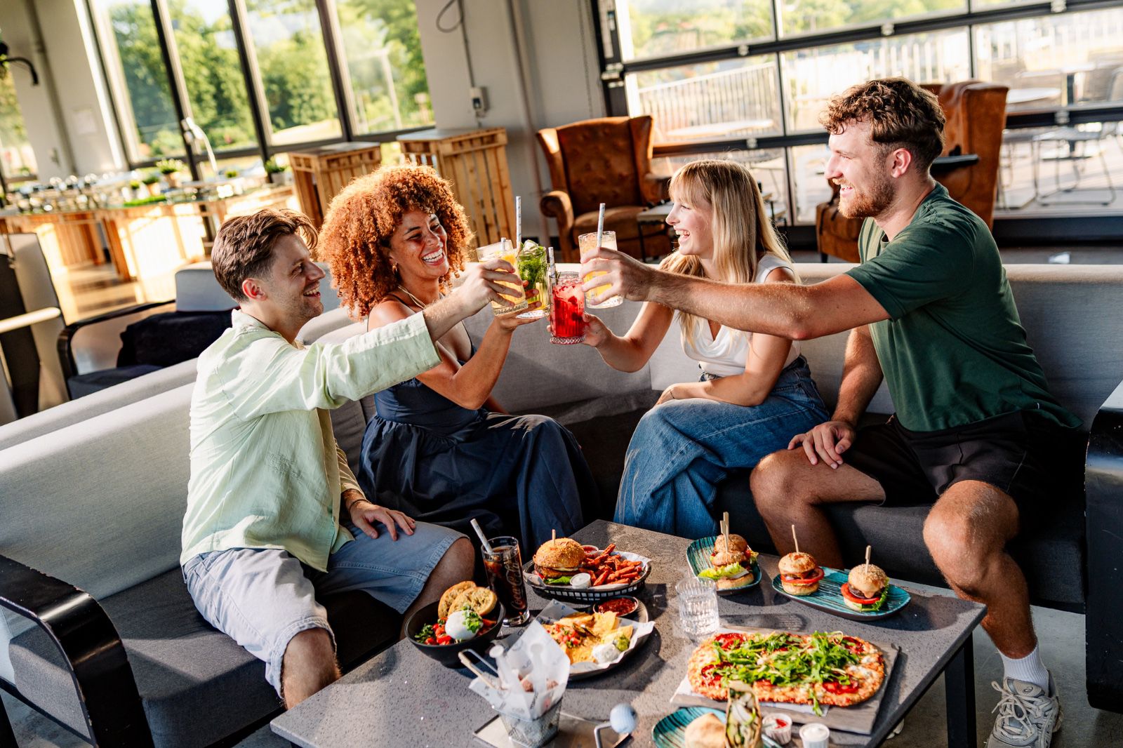 Menschen bei Topgolf Wien