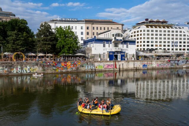 ein Schlauchboot fährt bei einer Vienna City Rafting Tour auf dem Wiener Donaukanal