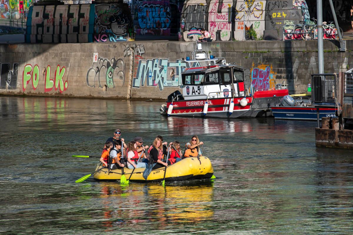 ein Schlauchboot fährt bei einer Vienna City Rafting Tour auf dem Wiener Donaukanal