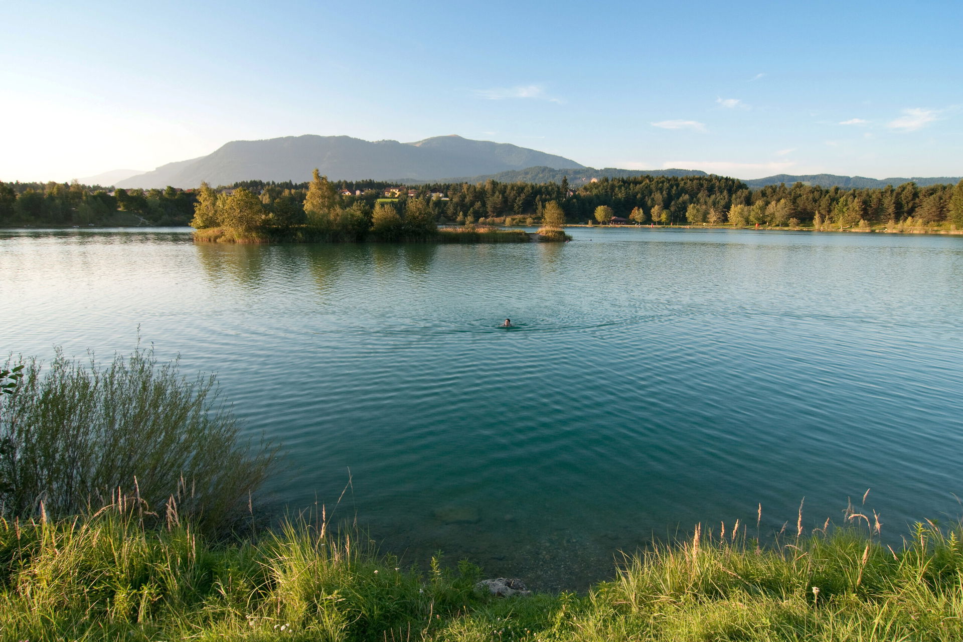Blick auf den Silbersee in Villach, Kärnten.