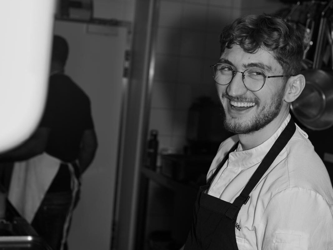1000things Community Awards 2026: Newcomer Gastronomie – Melih Akyildiz vom Zebra Bistro in Zürich
