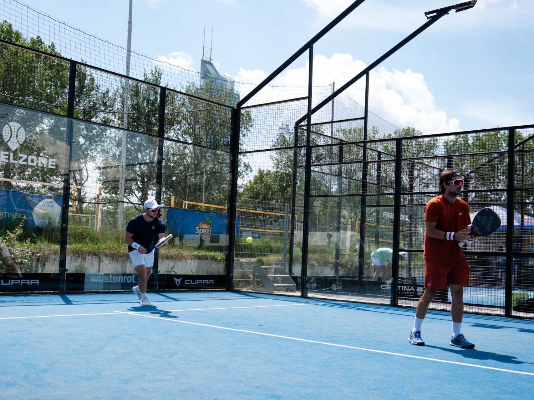 Ausgefallener Sport in Wien: Smash-League, eine Padel-Liga in Wien – hier ein Foto vom Padel-Finale