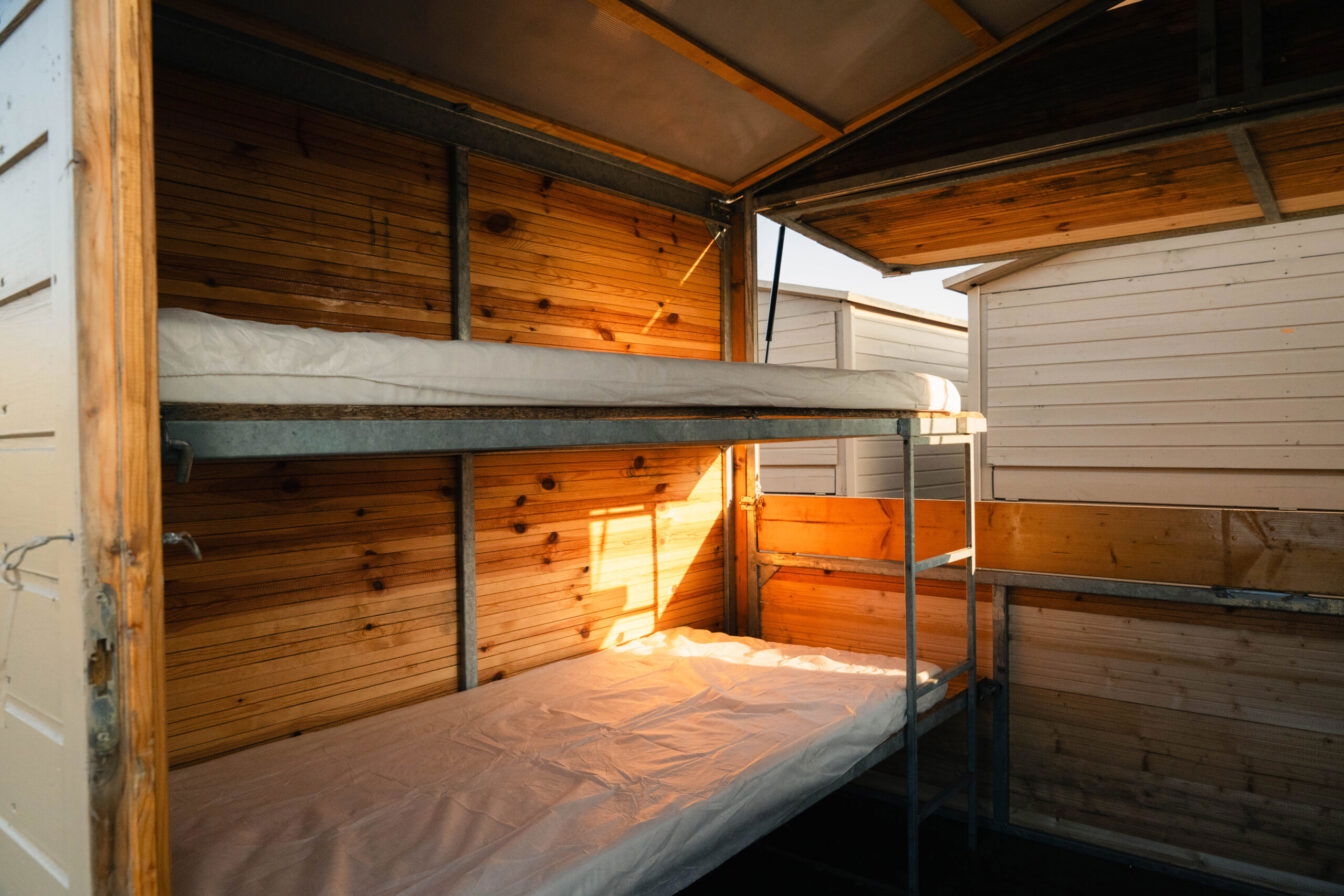 Glamping-Hütte "FreQmansion" beim Frequency Festival mit eigenem Bett und Stromanschluss