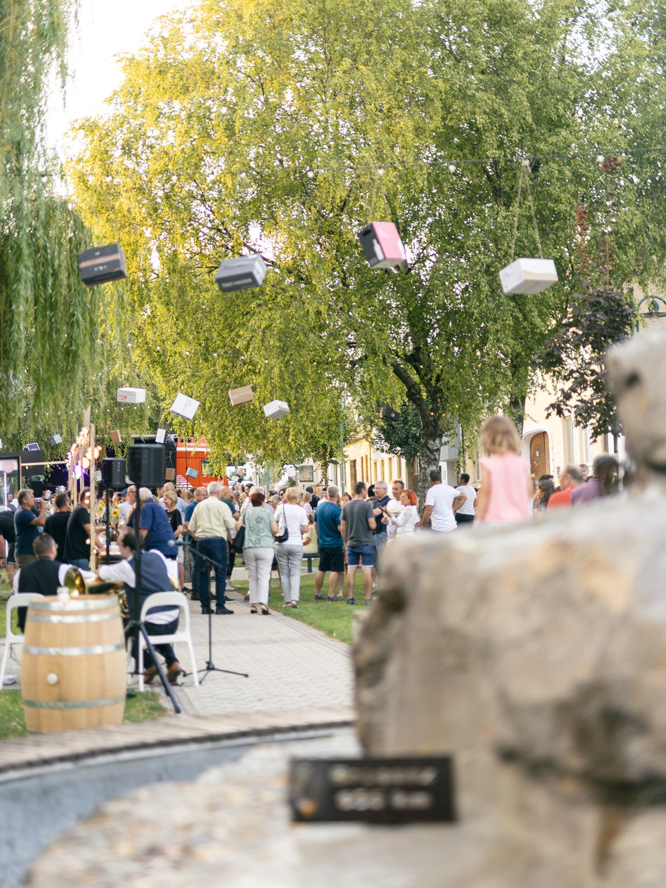 Menschen trinken und essen beim Weinfest in Jois im Burgenland