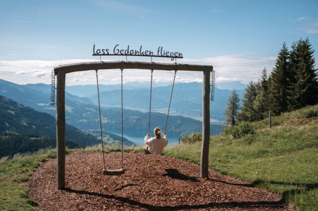 Die Panoramaschaukel der Alexanderhütte mit Blick auf den Millstätter See, Kärnten
