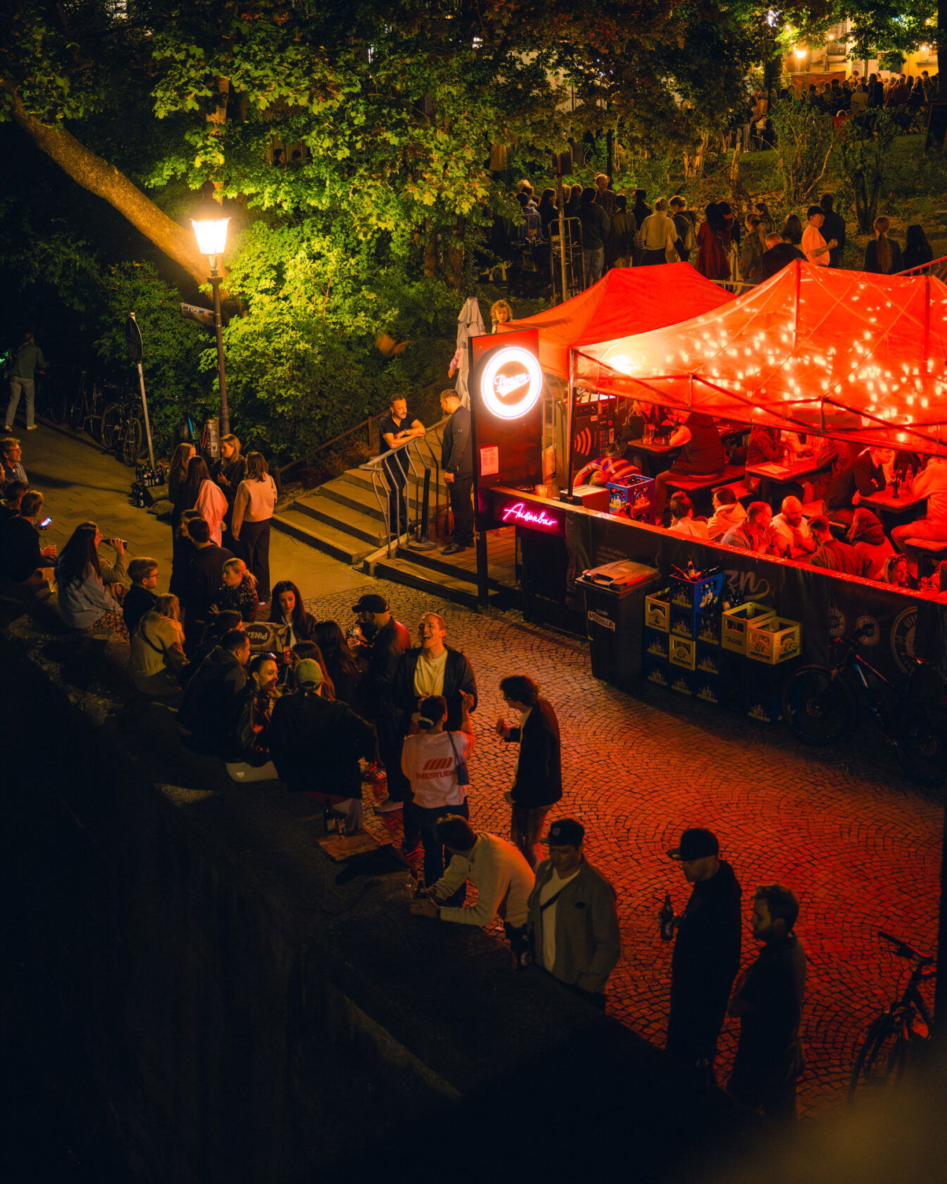 1000things Community Awards 2026: Eindrücke aus der Boazn an der Ludwigsbrücke, München – Mai 2026. Bar, Tanzbar, Kneipe direkt an der Isar.