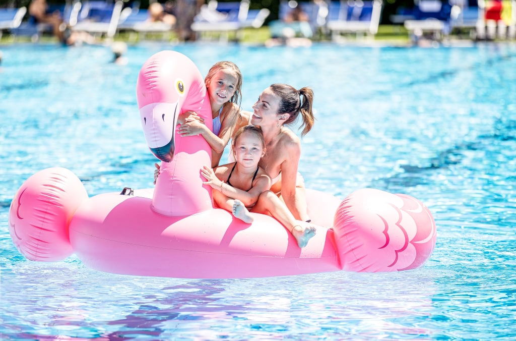 Familie badet im Sommer in einem Sportbecken