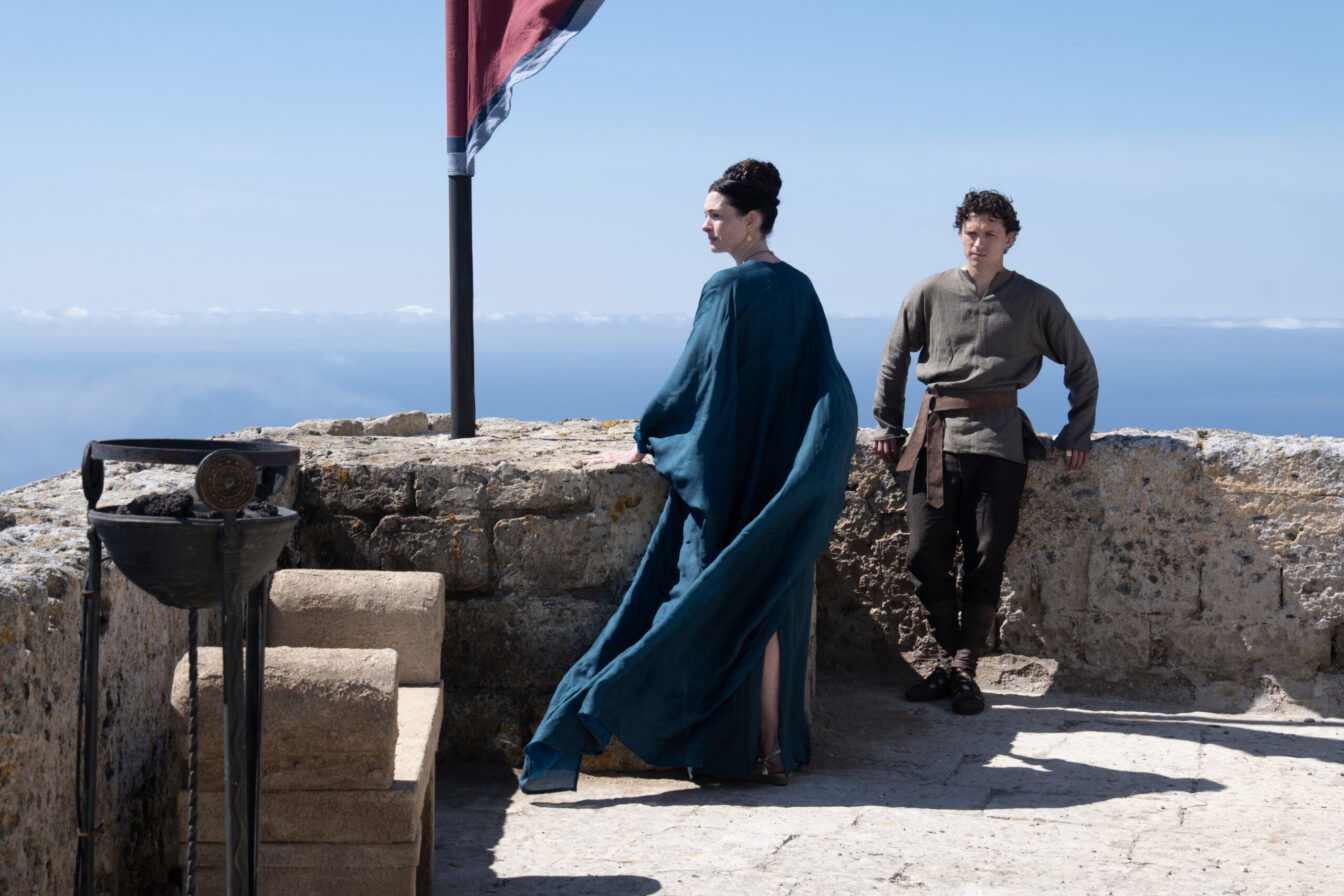 Rezension zum Film: Anne Hathaway is Penelope and Tom Holland is Telemachus in THE ODYSSEY, written, produced, and directed by Christopher Nolan.