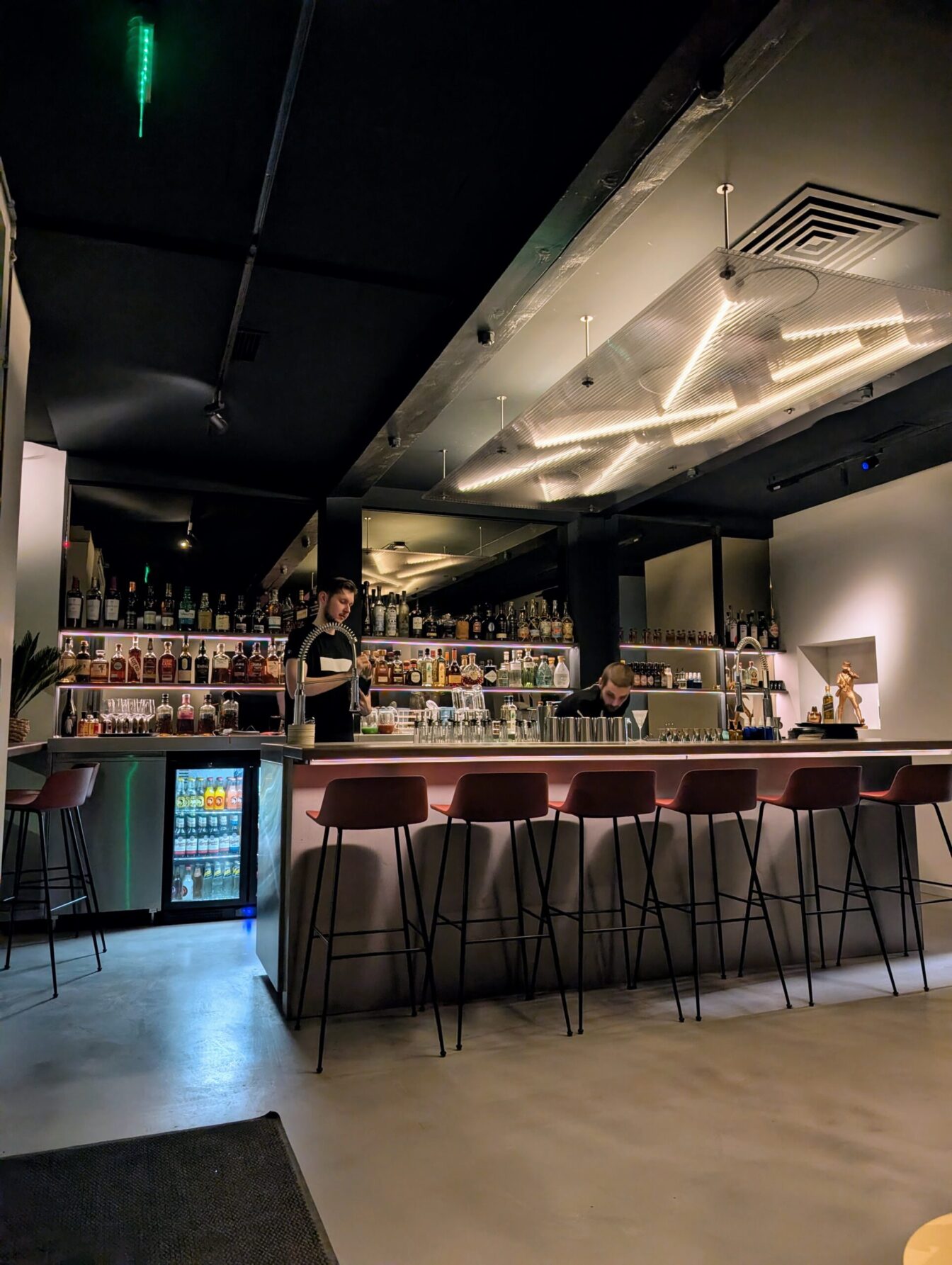 Blick auf den Thresen samt Hockern in der Cocktailbar DashXDrop im 1. Bezirk in Wien