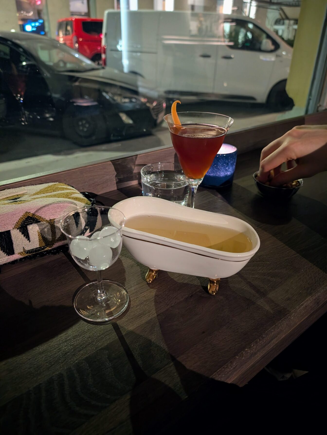 Pornstar Martini serviert in einer Miniatur-Badewanne in der Cocktailbar DashXDrop im 1. Bezirk in Wien