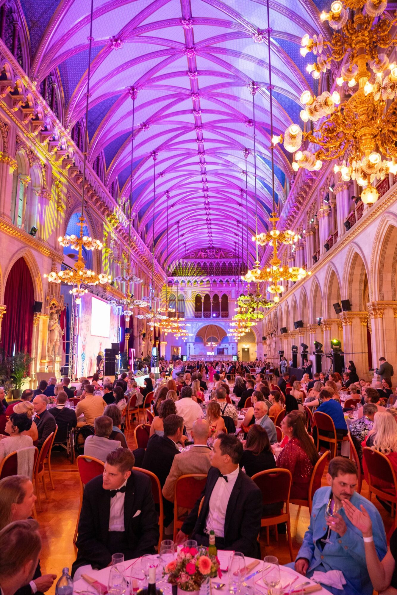 Gewinnspiel Tickets: Diversity Ball 2026 im Wiener Rathaus; Menschen beim Ball