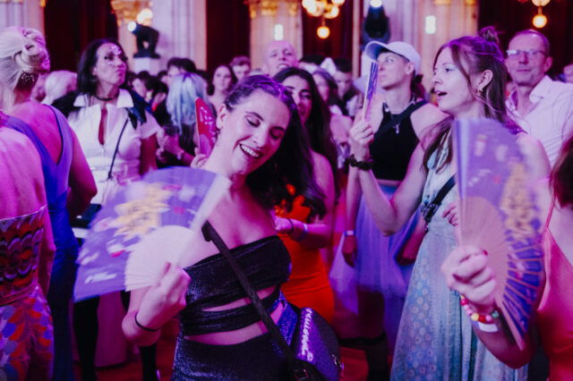 Gewinnspiel Tickets: Diversity Ball 2026; Menschen tanzen beim Ball