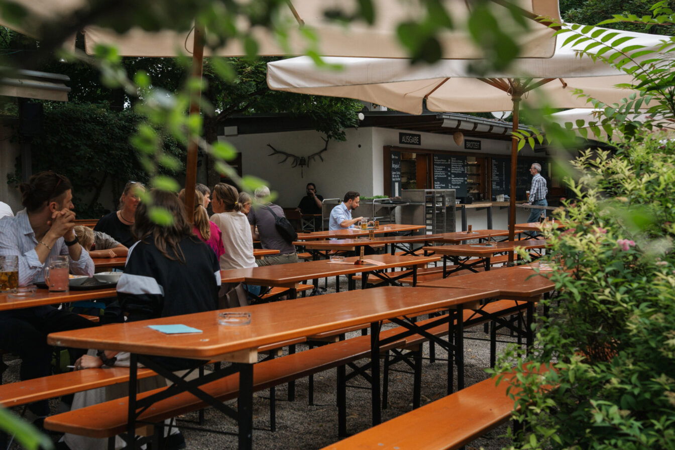 Im Biergarten am Muffatwerk in München bekommt man vegane und vegetarische regionale Speisen sowie klassische Biergarten-Gerichte.