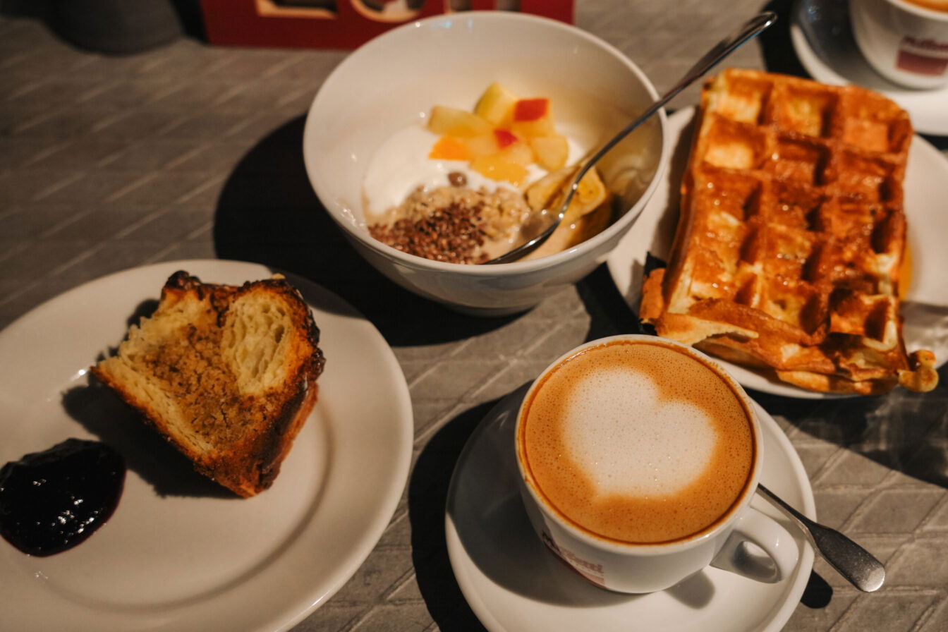 Im NENI im 25hours Hotel in München kann man richtig gut frühstücken inklusive Waffel-Station, Obst, Käse, Omletten und Co. 