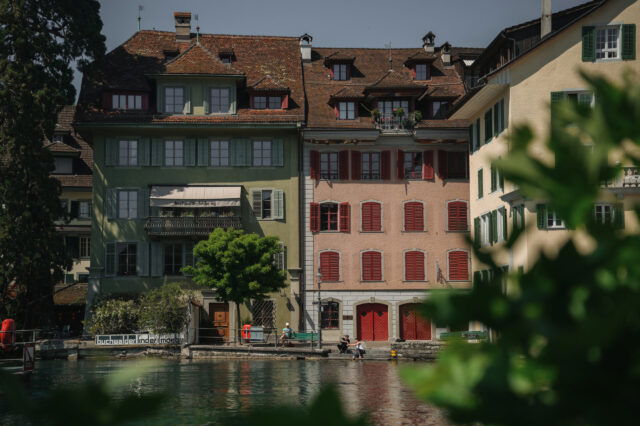 Die bunte Häuserfassade an der Ruess Flusspromenade in Luzern in der Schweiz.