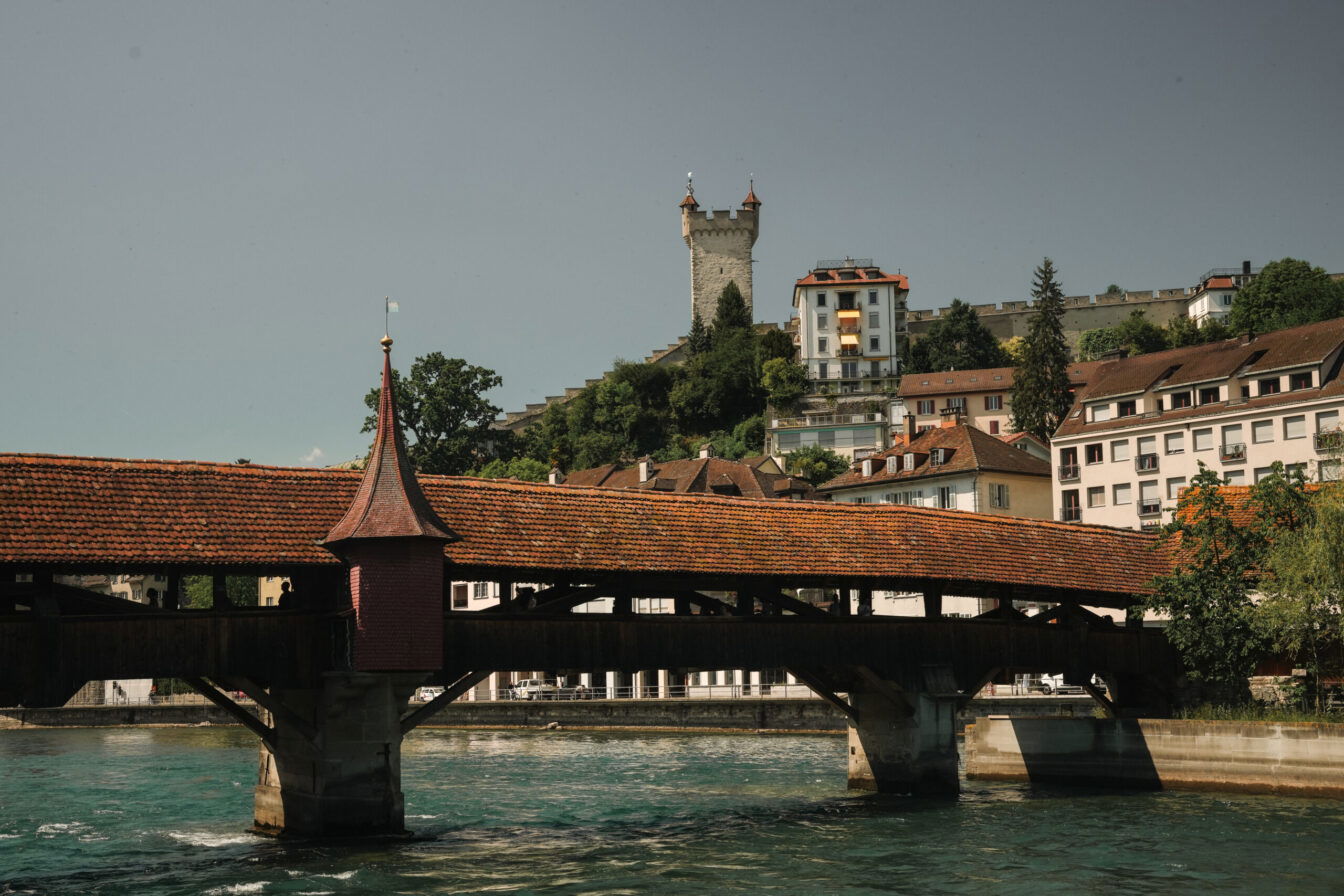 Das Foto zeigt eine Brücke über dem Fluss Reuss in der Altstadt Luzern.
