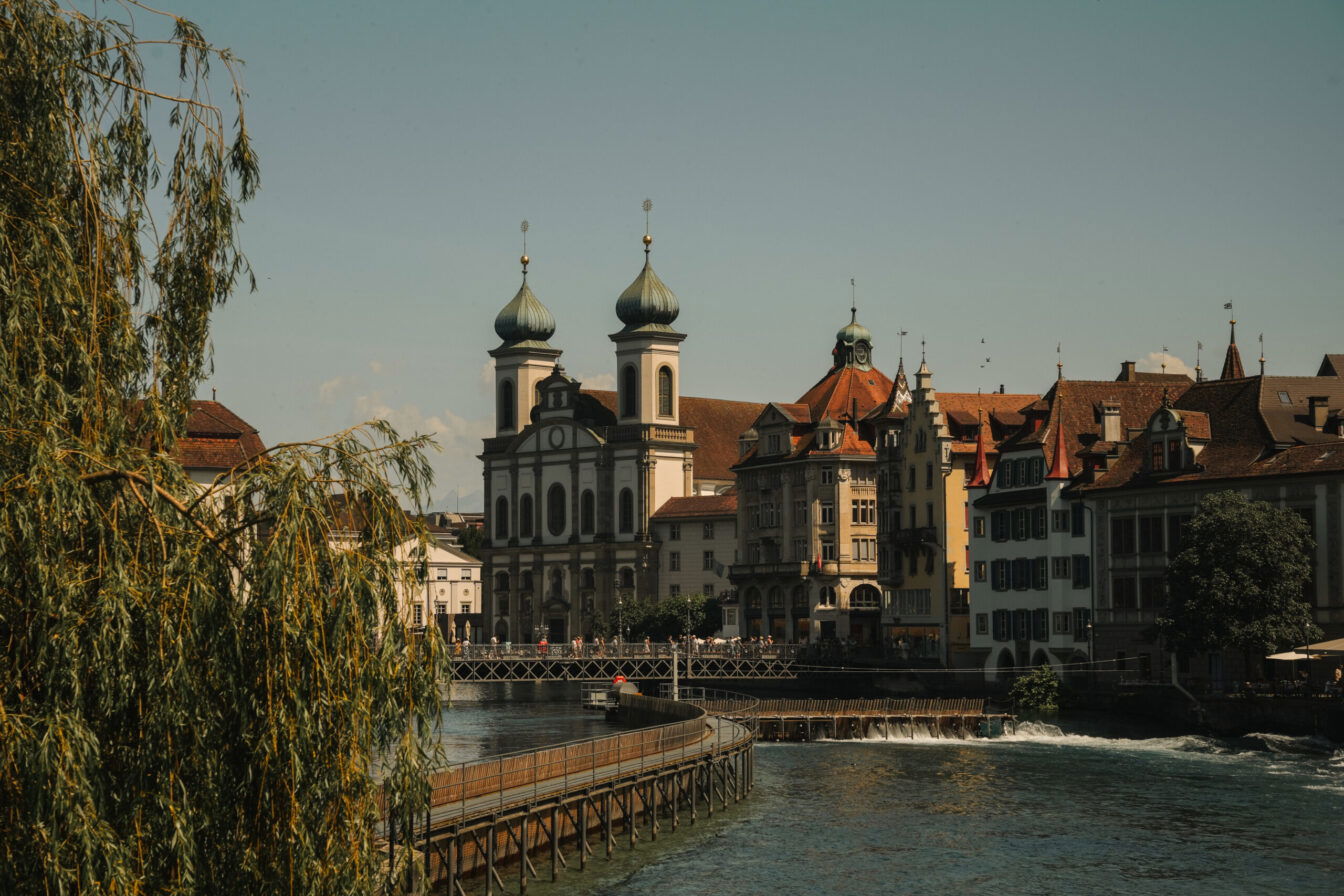 Die Luzerner Altstadt mit dem Fluss Reuss an einem Sommertag mit blauem Himmel.