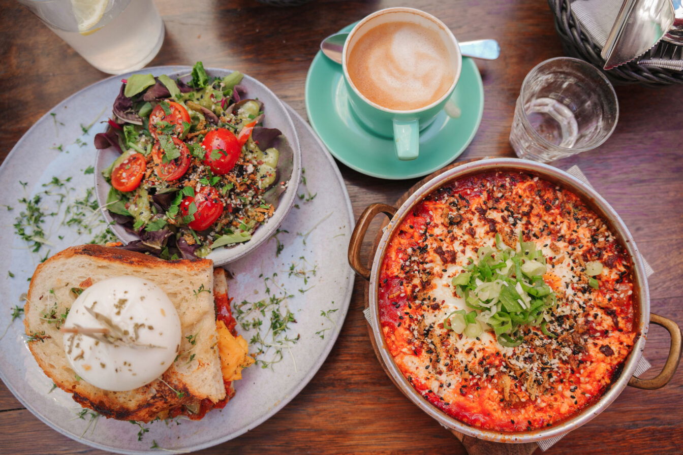 Bei Madame Anna Ekke in München kann man so richtig gut brunchen, mit Shakshuka, pochiertem Ei und Cappuccino.