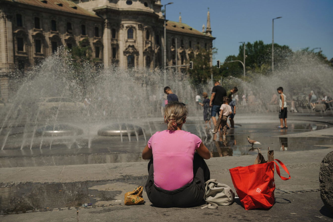 Am Stachus-Brunnen in München kann man an heißen Tagen etwas Abkühlung bekommen.