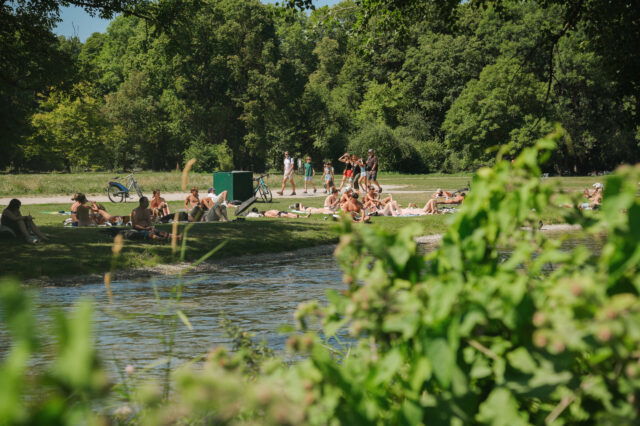 Im Eisbach in München lassen sich Münchner*innen während der Hitzewelle gerne treiben.