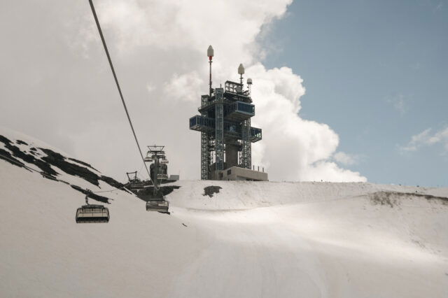 Der Titlis Tower vom Ice Flyer aus zu sehen mit Schnee.