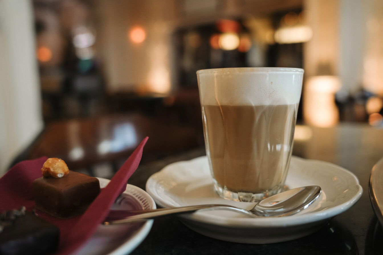 Capo in B ist in Triest der klassische Kaffee, den man zum Beispiel im ältesten Café Triests, dem Café Tommaseo bekommt.