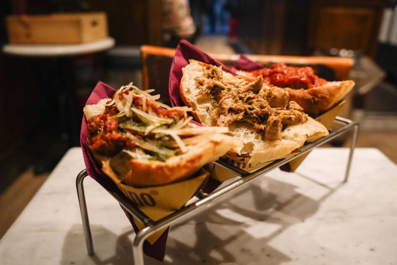 Bei Trapizzino in Triest gibt es leckere Pizza-Dreiecke mit italienischen Füllungen.