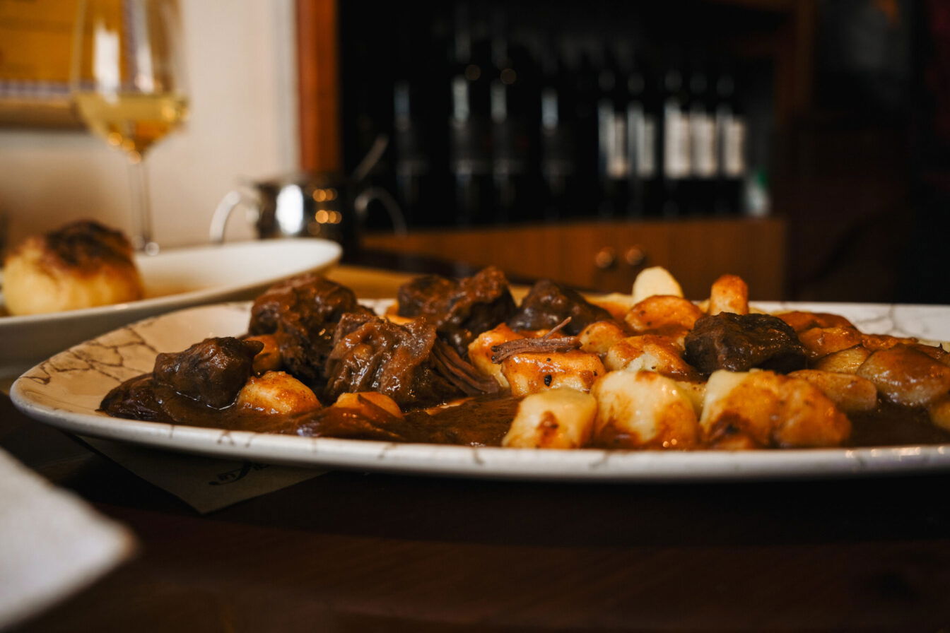 In Triest gibt es zahlreiche traditionelle Buffets, unter anderem das Buffet L'Approdo mit deftigen Speisen wie Rindergulasch.
