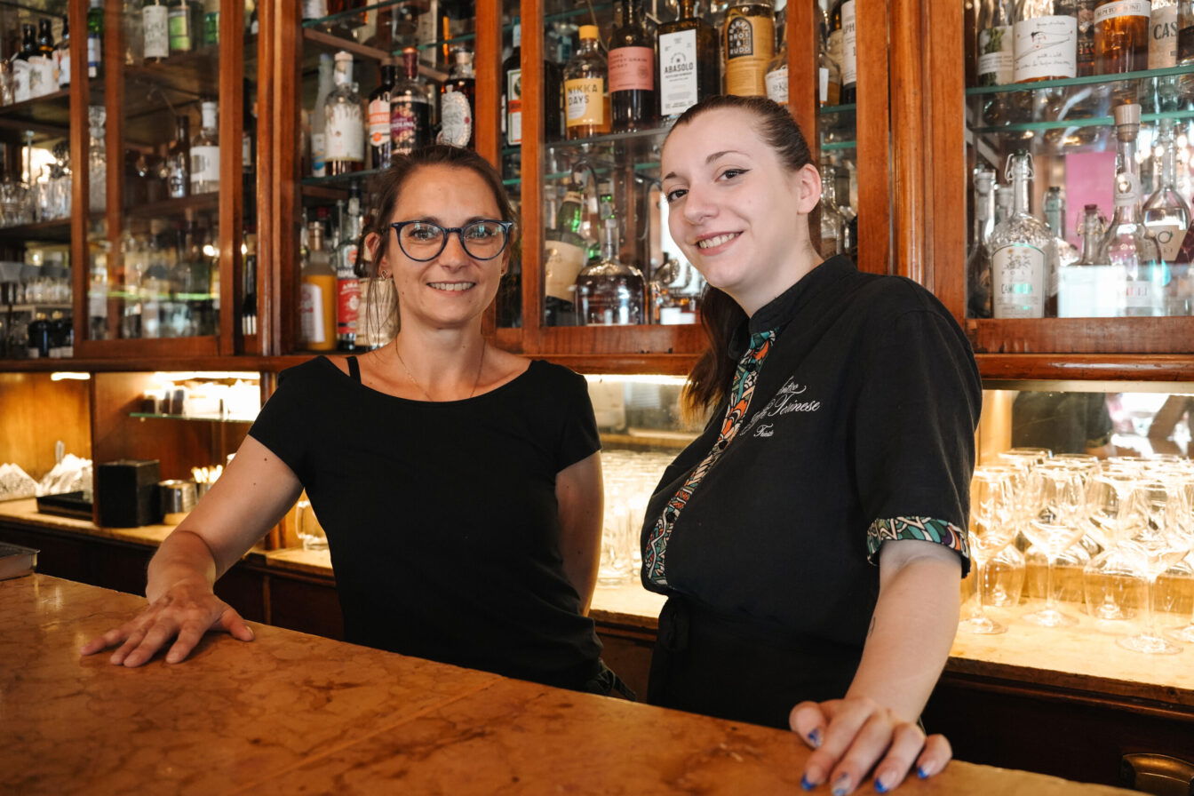 Eveline und Jessica arbeiten im Antico Caffè Torinese in Triest. Einem Café mit historischer Bar aus dem 19. Jahrhundert.