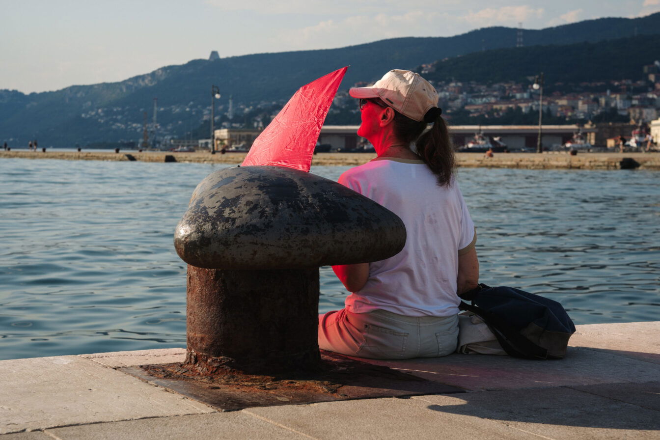 In Triest setzen sich Einheimische und Besucher*innen gerne an die Uferpromenade um Schiffe zu beobachten.