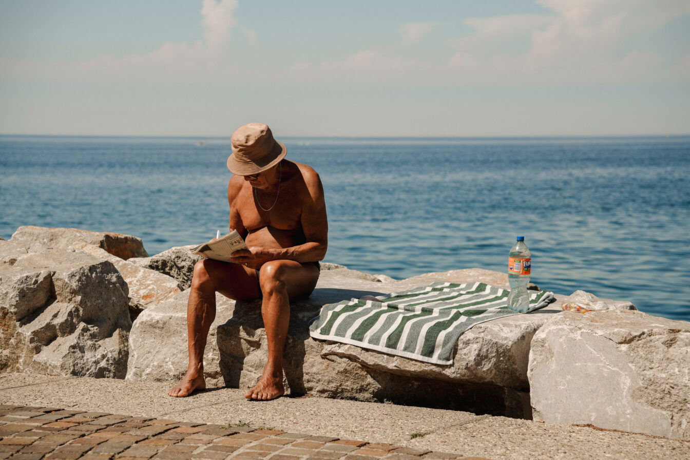 An den Stränden von Triest Barcola und Topolino tummeln sich zahlreiche Italiener*innen und Besucher*innen zum Baden, Sonnen und Entspannen.