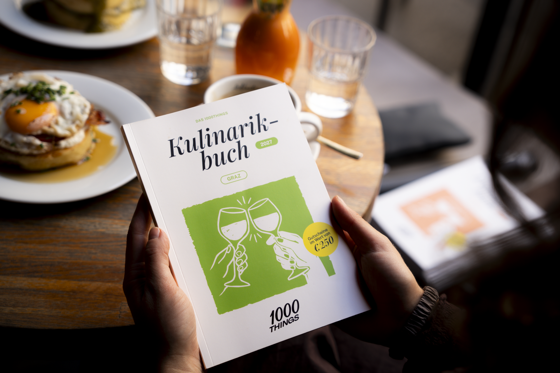 1000things Kulinarikbuch Graz vor dem Frühstückstisch